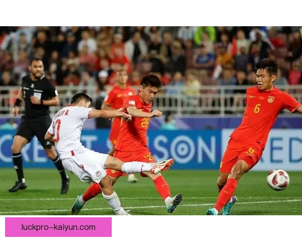 亚洲杯小组出线形势严峻，球队表现需迅速提升以保住晋级希望